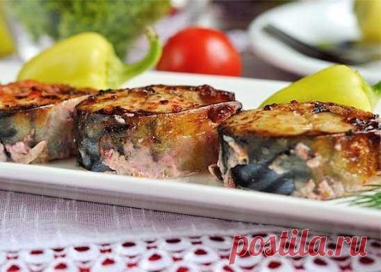 5 вариантов приготовления скумбрии, очень вкусно и полезно
1. Диетический обед: запеченная скумбрия 
Ингредиенты: 
-Скумбрия свежемороженая- 3 шт. 
-Горчица - 3 ч.л. 
-Йогурт 0% - 3 ч.л. 
-Соль- по вкусу 
Приготовление: 
Тщательно моем рыбу, потрошим, отрезаем ненужные голову и кончик хвоста. Подготовленные таким образом тушки промокаем бумажным полотенцем от влаги. 
Посолить рыбу и обмазать ее соусом (для соуса нужно просто смешать горчицу и йогурт). 
Выкладываем кусочки рыбы на противень (з