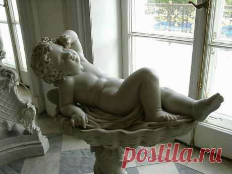 Екатерининский дворец. Просыпающийся Амур на Восточной стороне Парадной лестницы