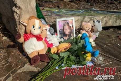 «Из ушей текла кровь». 7-летнюю Лушу насмерть раздавило плитой от забора. Этот кошмар случился в подмосковных Мытищах. Дети играли возле старого бетонного забора, и в один миг плит ограждение рухнуло. Под ним оказалась девочка. От травм она погибла на месте. Мать девочки в шоковом состоянии увезли на скорой.