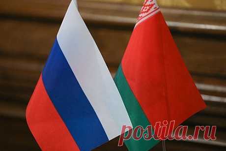 Размещение ядерного оружия России в Белоруссии назвали предупреждением Западу. Бывший глава МИД Югославии Живадин Йованович назвал размещение российского ядерного оружия в Белоруссии ответом и предупреждением Западу на вмешательство в конфликт на Украине. Он напомнил, что договор Москвы и Минска последовал после заявления Великобритании о поставках Киеву снарядов с обедненным ураном.