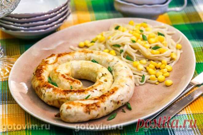 Колбаски из индейки с сыром. Рецепт с фото Хотите домашних колбасок из индейки? А если там еще и кусочки сыра будут? Если сможете выделить на готовку немного больше времени, чем обычно, то этот рецепт вам точно понравится. Всё предельно просто: филе пропустить через мясорубку, добавить специи и сливки, примешать нарезанный маленькими кусочками сыр и наполнить этой массой оболочку для колбасок. В результате у вас будет отличный полуфабрикат, который можно хранить в морозилке несколько месяцев.