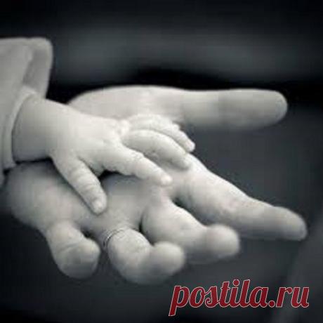 Любите Маму, пока она смеётся… И теплотой горят её глаза… И голос её в душу вашу льётся… Святой водою, чистой как слеза… Любите Маму - ведь она одна на свете… Кто любит Вас и беспрестанно ждёт… Она всегда с улыбкой доброй встретит… Она одна простит Вас и поймет