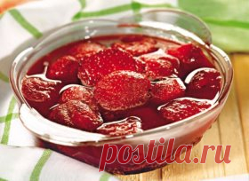 Клубничное варенье без варки ягод
Познакомьтесь с рецептом, возможно многие так варенье не варят. 
Попробуйте в этом сезоне сварить хоть немножко по этому рецепту. 
Вам понравится, даже не сомневайтесь.
Ингредиенты:
- 2 кг клубники
- 1 кг сахара
- 0,5 стакана воды
Приготовление:
Для клубничного варенья берем клубнику небольшую, но спелую. 
Удаляем плодоножки, моем ягоды под проточной водой и сцеживаем на сито.
Затем кладем клубнику в миску.
В другой миске варим сироп: 
в 1...