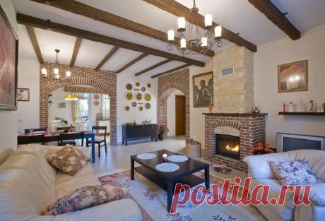 Интерьеры коттеджа "Обитель Ангелов" (2002г.) Общая площадь 150м2
Никаких сложных решений не применялось, покраска и простая мебель.
При этом, в доме очень тепло и уютно.