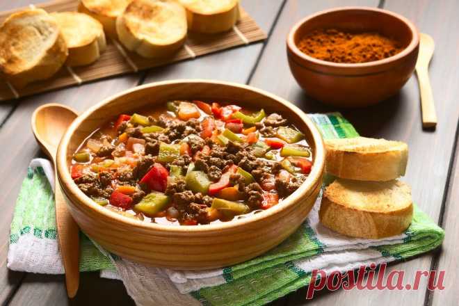Венгерский гуляш с огурцами и соус тартар: что приготовить на ужин, если у вас есть маринованные огурцы | 6 Соток | Яндекс Дзен