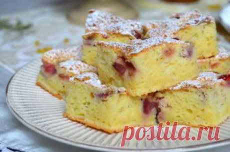 Простой рецепт вкусных пирожных с йогуртом и клубникой — когда хочется побаловать себя сладеньким! - appetitno.net Представляю вам простой кулинарный рецепт нежных пирожных с йогуртом и клубникой. Эта вкусная выпечка с ягодами будет отлично смотреться на праздничном столе. А еще это лакомство можно приготовить к семейному чаепитию. Ингредиенты: – 5 яиц – 200 г сахара – соль – 200 мл простого йогурта – 100 мл растительного масла – 1 пакетик порошка для выпечки (10 г) – минд...