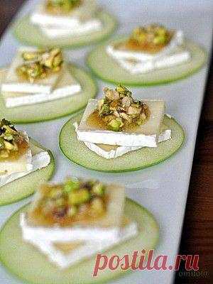 Канапе из яблок с сыром Бри и орехами : Закуски и бутерброды