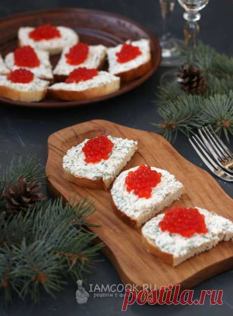 Бутерброды с красной икрой и сыром фета — рецепт с фото на Русском, шаг за шагом. Вкусные бутерброды с красной икрой и сыром фета для праздничного стола. #рецепт #бутерброды #бутербродики #закуска #закуски #закусочки #рецепты