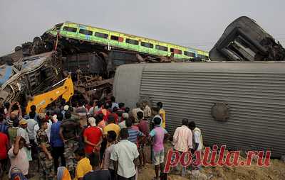 Число погибших в железнодорожной катастрофе в Индии составило 261. Спасение пострадавших из разбитых вагонов завершилось