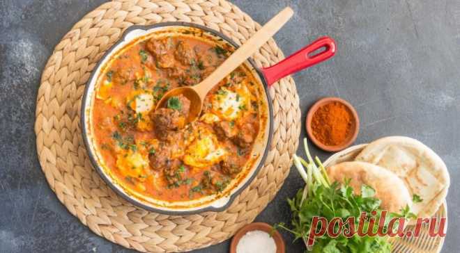 Любителей пряной еды: фрикадельки с томатным соусом и яйцом — Вкусные рецепты