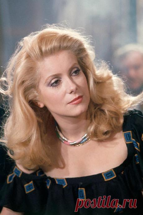 Catherine Deneuve on the set of "Zig-Zig" (Zig-Zag), by Hu… | Flickr
