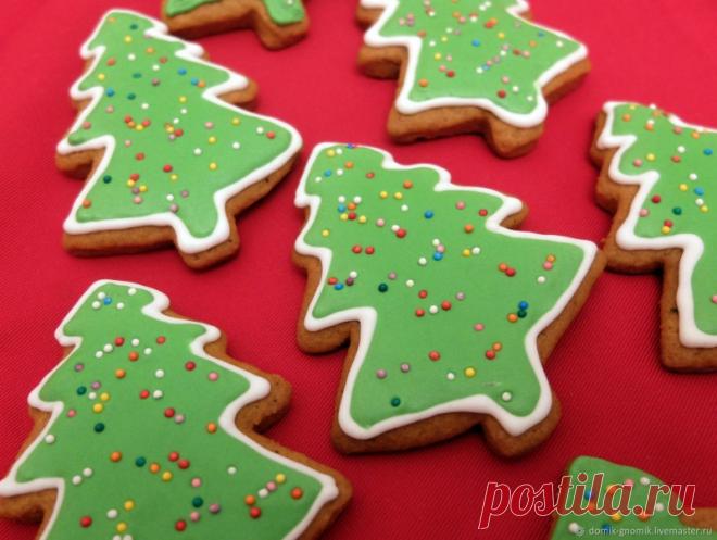 ​Новогодние пряники Ингредиенты:Сахар — 100 гМед — 165 гМолотая гвоздика — ¼ ч. л.Молотый кардамон — ½ ч. л.Молотая корица — 1 ч. л.Пищевая сода — 2 ч. л.Сливочный маргарин — 125 гЯйцо — 1 шт.Мука — 525 гДля декора:Белый шоколадЗеленый пищевой...