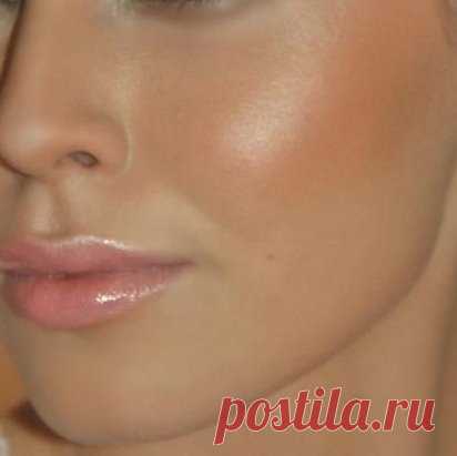 Чистка лица. Проверено!!!
1. Умываем лицо привычным способом, закалываем волосы, чтобы лицо было открытым.
2. Готовим смесь №1. Берем столовую ложку пены для бритья, добавляем пол чайной ложки соды. Хорошенько мешаем.
3. Кипятим воду в кастрюле, бросаем горсть цветков сухой ромашки.
Ставим кастрюлю на стол, накрываемся полотенцем и парим лицо. Хватает минут 5-7.
4. На распаренное влажное лицо наносим смесь, избегая области глаз и губ.
Идем в ванную, открываем кран с горячей водой. Под струю