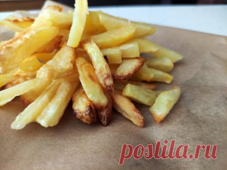 Полезная картошка фри в духовке. Большая порция без лишнего масла Сложно найти человека, которому бы не нравилась картошка фри. Хрустящая снаружи и очень нежная внутри, она особенно приходится по вкусу детям. Приготовить дома самостоятельно такую картошку очень просто, а результат будет, как в лучших ресторанах города. Ингредиенты Картофель очищенный – 8-10 штук;