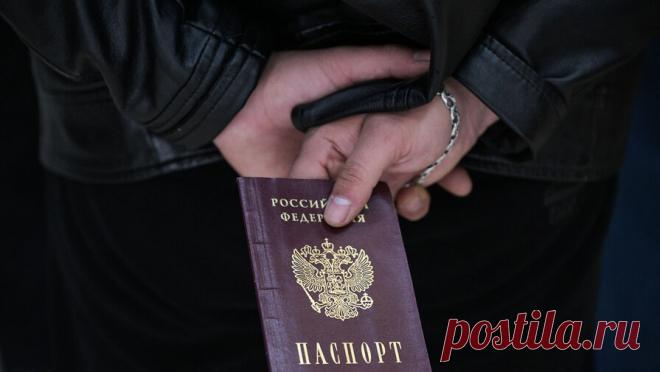 Мужчину лишили гражданства РФ за надругательство над ребенком. В Кировской области педофил-иностранец лишился российского гражданства. Об этом сообщает ГУ МВД России по региону. Согласно N 316-ФЗ, который вступил в силу 11 августа этого года, гражданство России можно отобрать у тех, кто получил его, ...