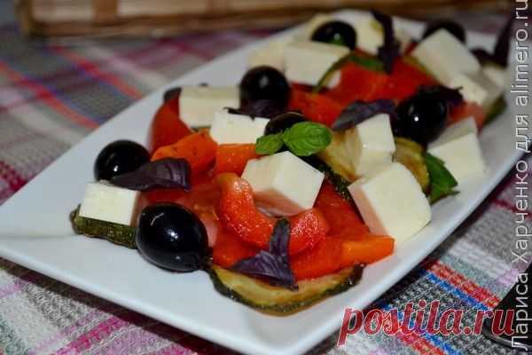 Салат с жареными кабачками / Рецепты с фото Я конечно же не знаю у кого как но у меня дома кабачковый сезон сейчас в самом разгаре мужа нет и мы с девочками перешли на легкие и вкусные блюда приготовленные на основе цуккини...
