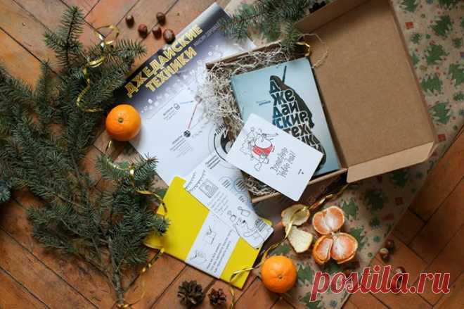 Подарок в полной праздничной готовности! В этом комплекте не книга, а пульт. Пульт управления разумом и силой. Он же — световой меч, который станет главным оружием в борьбе с прокрастинацией и перегрузками. А если серьезно, там — один из наших любимых бестселлеров, разобранный на цитаты и взрастивший немало ежедневных подвигов. Подарите этот комплект тому, чья сила еще дремлет, но уже готова проснуться — P.S. Вы сможете подобрать книги сами или выбрать готовый комплект для своих близких:…