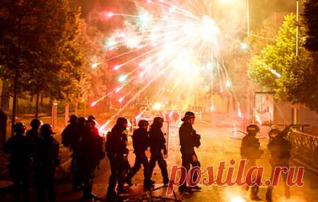 СМИ: во Франции пострадали почти 250 полицейских и жандармов за ночь в ходе беспорядков. При этом, по сведениям телеканала BFM, никто из них не получил тяжелых ранений