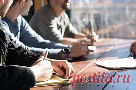 Мужчина отстоял в суде право быть скучным на работе. Житель Франции подал в суд на бывшего работодателя после того, как его уволили за нежелание ходить с коллегами на регулярные попойки. В компании исповедовали особый подход к тимбилдингу, который предполагал регулярные походы в бары, обязанность делить с коллегами постель во время семинаров и симуляцию половых актов.