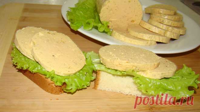 Куриная колбаса Вкусная куриная колбаса в домашних условиях, сделана из домашних продуктов без всякой химии. Отлично подойдет к завтраку, в виде бутерброда. Готовится просто и не долго, нужно иметь только блендер и у вас получится вкусная колбаска. Сливки можно заменить жирным домашним молоком 100 мл.