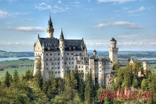 Самый прекрасный замок мира Нойшванштайн возвышается на фоне головокружительных альпийских пейзажей в Баварии. Он был построен в середине XIX века как замок-сказка, мечта о давно ушедшем средневековом рыцарстве.
