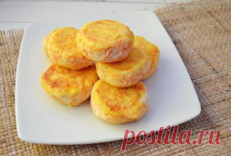 Сырники с морковью 
#лакто_ово_вегетарианство@just_veg 

Ингредиенты: 

Творог — 200 г 
Морковь — 100 г 
Мука рисовая — 2 ст. л. 
Ванилин — по вкусу 
Яйца — 1 шт. 

Приготовление: 

1. Морковь потереть на средней терке. Добавить творог и яйцо. Хорошо перемешать. Всыпать муку и ванилин. Перемешать до однородной массы. 
2. Сформировать шарики, обвалять в муке. 
3. Обжарить с двух сторон на небольшом количестве масла. 

Приятного аппетита!