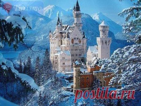 Один из красивейших замков Германии — Нойшванштайн. Величественный замок королей, больше похожий на сказочное сооружение.