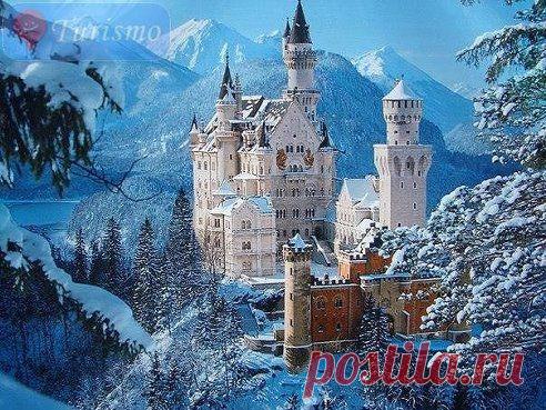 Один из красивейших замков Германии — Нойшванштайн. Величественный замок королей, больше похожий на сказочное сооружение.