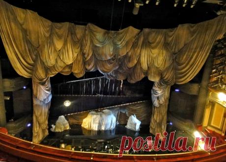 К знаменитым лондонским зданиям, за которыми закрепилась дурная слава, по праву можно причислить Королевский театр на Друри-лейн. В уникальном старинном строении, созданном еще триста лет тому назад, поселилось несколько призраков, от внезапного появления которого у людей сердце уходит в пятки.