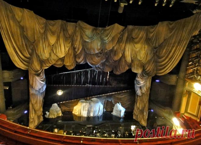 К знаменитым лондонским зданиям, за которыми закрепилась дурная слава, по праву можно причислить Королевский театр на Друри-лейн. В уникальном старинном строении, созданном еще триста лет тому назад, поселилось несколько призраков, от внезапного появления которого у людей сердце уходит в пятки.