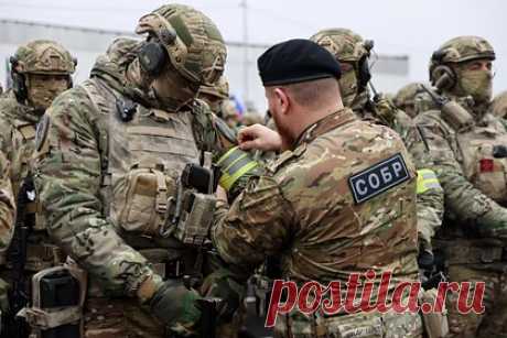 Сотрудники Росгвардии спасли тонувшего в ледяной реке молодого человека. В Донецкой Народной Республике военнослужащие Росгвардии спасли утопающего юношу. В пригороде Мариуполя к сотрудникам спецслужбы подбежал молодой человек. Он попросил помочь его другу, который упал в реку. Тогда лейтенант Денис К. с военными своего подразделения немедленно направился к месту происшествия.