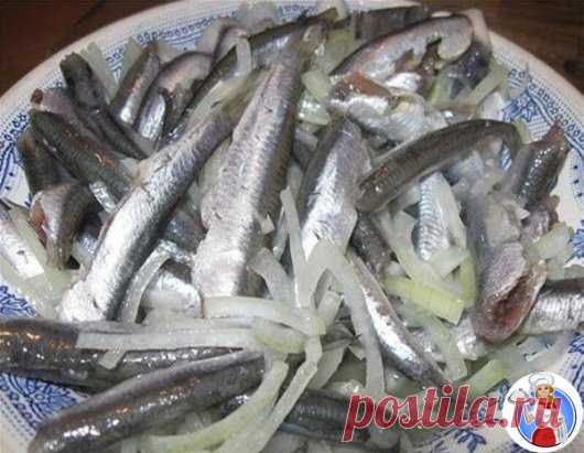 Изысканный анчоус — и потратим на это не более получаса.
Берем мойву…
Мойва, между прочим, морская рыба из семейства корюшковых, источник витаминов и минералов (витамина В12 в мойве в несколько раз больше, чем в говяжьей вырезке, навалом витамина А и D, плюс важнейшие аминокислоты — метионин, цистеин, треонин и лизин, а также: йод, фтор, бром, калий, натрий, фосфор, селен, которого в этой рыбе примерно в 10 раз больше, чем в любом мясе).
Захватывающе?
Берем мойву (килограмм), размораживаем, потр