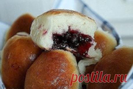 АППЕТИТНЫЕ ПИРОЖКИ. Коронная выпечка
каждой хозяйки, рекомендуем!;) НЕ ЗАБЫВАЕМЫЙ ВКУС ДЕТСТВА Сохраните не
стенку,чтобы не потерять! Вам понадобится: 1. Молоко 300 мл 2.Дрожжи сухие
быстродействующие 15 г 3. Яйцо куриное 4 шт. 4. Растительное масло 150 мл 5.
Крахмал картофельный 50 г 6. Сахар-песок 275 г 7. Мука пшеничная 760 г 8. Соль
½ ч.л. 9. Брусника (или любая начинка) 350 г 10. Сливочное масло 40 г
ПРИГОТОВЛЕНИЕ Молоко 200 мл Сахар-песок 25 г Дрожжи сухие быстродействующие 15
г Мука пшени