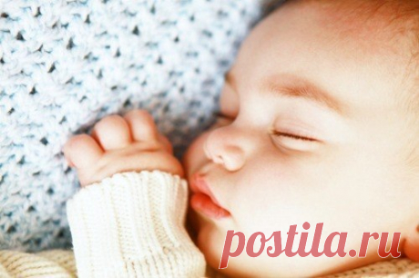 Дочка спит, она ж устала - за день сделано немало....
Поиграла с погремушкой, мне «Агу» шепнула в ушко!
За мобилкой наблюдала, бортик ножкой попинала.
Ели, пили целый день-это делать нам не лень!
Плюс массаж, гимнастика - развивала пластику.
К ночи, неизменная, была ванна пенная!
Был и плач, чего скрывать! Удалось его прогнать..!
Улыбалась широко… В общем было не легко!
А чтобы дочка не скучала - завтра всё начнём сначала!