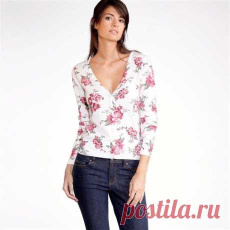 Long-Sleeved Floral Print Cardigan  £6.30
Jumbo print flowers are a sure sign of spring! Long sleeves. 1/1 ribbed edging. Length 55 cm. 86% acrylic jersey, 14% polyamide.