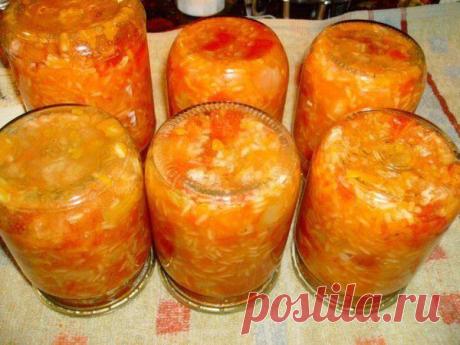Салат с рисом

3кг. помидор
по 1кг. -лук , морковь и перец
1-2 стакана риса , 2 стакана раст . масла , 2 ст. л сахара , 3 ст. л. соли
В большую кастрюлю наливаю масло и кладу порезанные овощи ( лук полукольцами , морковь натёртая на крупной тёртке и перец соломкой )
и это всё обжариваю минут 20-25 .Высыпаем потом туда вымытый рис , потом мелко порезанные помидоры , соль сахар . И продолжаем тушить 20 минут . В горячем виде закатываем крышками и укрываем одеялом до полного остывания .