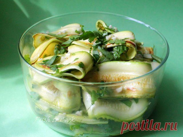 Салат с кабачками - вот уж точно, и простое бывает безумно вкусным!нежно-хрустящий, а заправка делает с кабачками чудеса!
