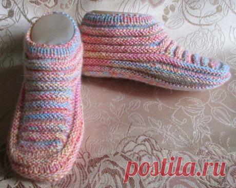Симпатичные зимние тапочки для дома Тапочки спицами НАДЕЖДА ТОКАРЕНКО На спицы №3 набираю 59 петель.Вяжу полой резинкой 1на1. Далее вяжу рисунком. беру нить другого цвета. 1ряд-3лиц,1п снять нить за работой. 2ряд-1п снять нить перед работой. 3лиц. 3ряд- нить основного цвета-1лиц.