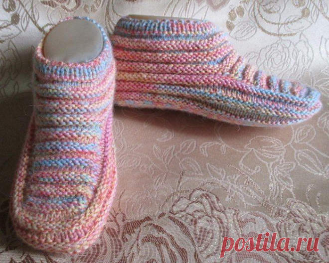 Симпатичные зимние тапочки для дома Тапочки спицами НАДЕЖДА ТОКАРЕНКО На спицы №3 набираю 59 петель.Вяжу полой резинкой 1на1. Далее вяжу рисунком. беру нить другого цвета. 1ряд-3лиц,1п снять нить за работой. 2ряд-1п снять нить перед работой. 3лиц. 3ряд- нить основного цвета-1лиц.