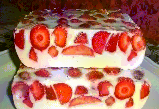 Легкий клубничный десерт без выпечки…Очень вкусно!      
 Ингредиенты: 
3 ст. л. желатина + 1 ст. воды; 
0,5 л. сметаны + 1 ст. сахара + ванилин; 
клубника (можно банан или киви). 
 Приготовление: 
Залить желатин водой и отставляем, чтобы набух желатин. Смешать сметану с сахаром и ванилином (не взбивать!). Ставим желатин на огонь и постоянно помешивая нагреваем не доводя до кипения. Затем вливаем туда тонкой струйкой сметану, постоянно помешивая. 
Выкладываем в форму пищевую плен