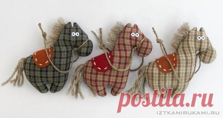 текстильные украшения (лошадки и котики).