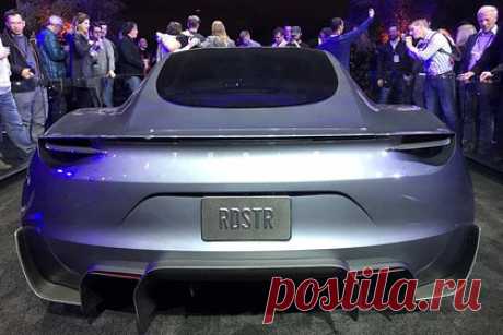 Выход самого быстрого автомобиля Tesla снова задержали. Производство спортивного электрокара Tesla Roadster отложили до 2024 года. Маск не стал называть причины того, что выпуск автомобиля снова задержали. Первоначально планировалось, что анонсированный в 2017 году электромобиль поступит в продажу в 2020 году. Tesla Roadster стоит минимум 130 тысяч долларов.