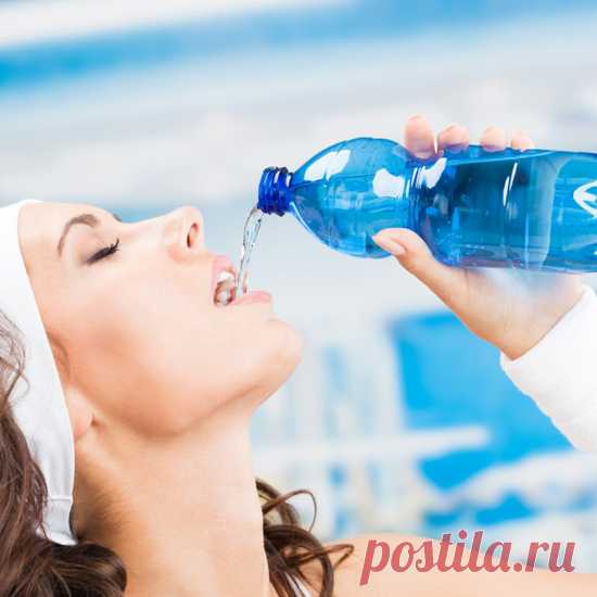 Вы уверены, что пьете воду правильно? 
Если вы несколько дней не будете пить, ваш организм пострадает. Но и идея о том, что ежедневно нужно пить восемь стаканов, не совсем верная. Эта теория не подтверждена никакими клиническими исследова…