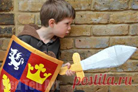 How to make a Knight's Shield - Red Ted Art's Blog  : Red Ted Art's Blog Картонные щит и меч для рыцаря