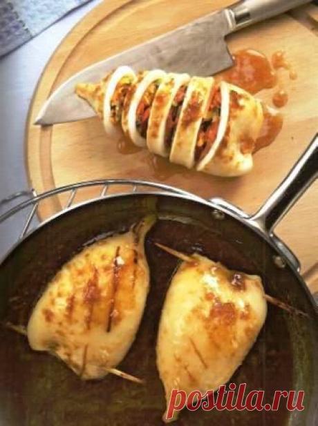 Кальмары, фаршированные овощами Кальмары как будто созданы для того, чтобы их фаршировали. И если крупного кальмара потом нужно умудриться так разрезать, чтобы весь фарш не оказался на блюде, то с этой мелочью никаких мучений: разложил по тарелкам, и пусть гости с ними сами справляются.