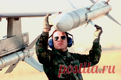 В США испытали последнюю версию «совершенного оружия доминирования». Компания Raytheon Missiles & Defense завершила серию испытаний последней версии ракеты ракеты AIM-120 Advanced Medium-Range Air-to-Air Missile (AMRAAM) класса «воздух-воздух» средней дальности, ранее названной «совершенным оружием доминирования». Об этом сообщает The Drive.