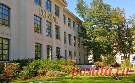 Financial Times узнала о временном отказе L'Oréal от рекламы в «Твиттере». Газета пишет, что таким образом поступили и другие рекламодатели. Они опасаются появления в «Твиттере» токсичности на фоне возможных изменений в модерации контента, которые пообещал новый владелец, Илон Маск