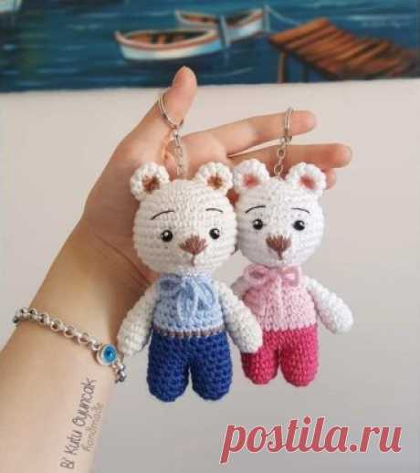 Мишки связаны из Kartopu BABY COTTON
Крючок - 2.5 мм Глазки - 6 мм 
Размер - 10 - 11 см
Условные обозначения:
КА - кольцо амигуруми
сбн - столбик без накида
пр - прибавка
уб - убавка
Голова
1. 6 сбн в КА (6)
2. 6 пр (12)
3. (1сбн,пр)×6 (18)
4. (2сбн,пр)×6 (24)
5. (3сбн, пр)×6 (30)
6. (4сбн, пр)×6 (36)
7-12. 36 сбн (6 рядов)
13. (4сбн, уб)×6 (30)
14. (3сбн, уб)×6 (24)
15. (2сбн, уб)×6 (18)
16. (1сбн, уб)×6 (12)
Ноги и тело вяжутся одной деталью.
Нога (2 детали)
1. 6 сбн в КА (6)
2. 6 пр (12