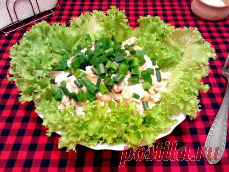 Салат с кириешками и фасолью