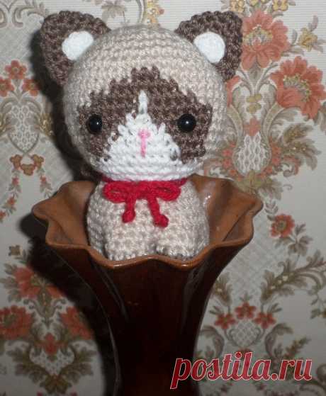 Сиамская кошечка, связанная крючком.